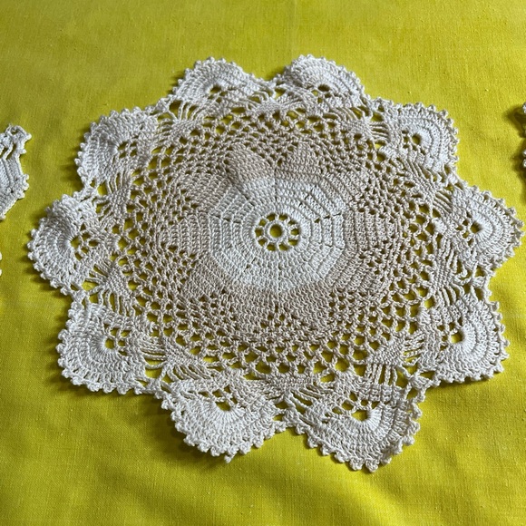 Vintage Crochet Two-Tone Doily Table Mat Set - Picture 3 of 5
